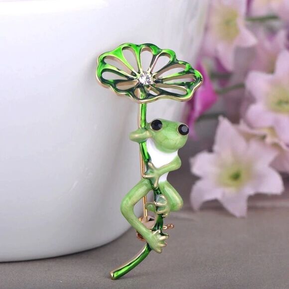 VQ Enamel Frog Brooch - Picture 1 of 7